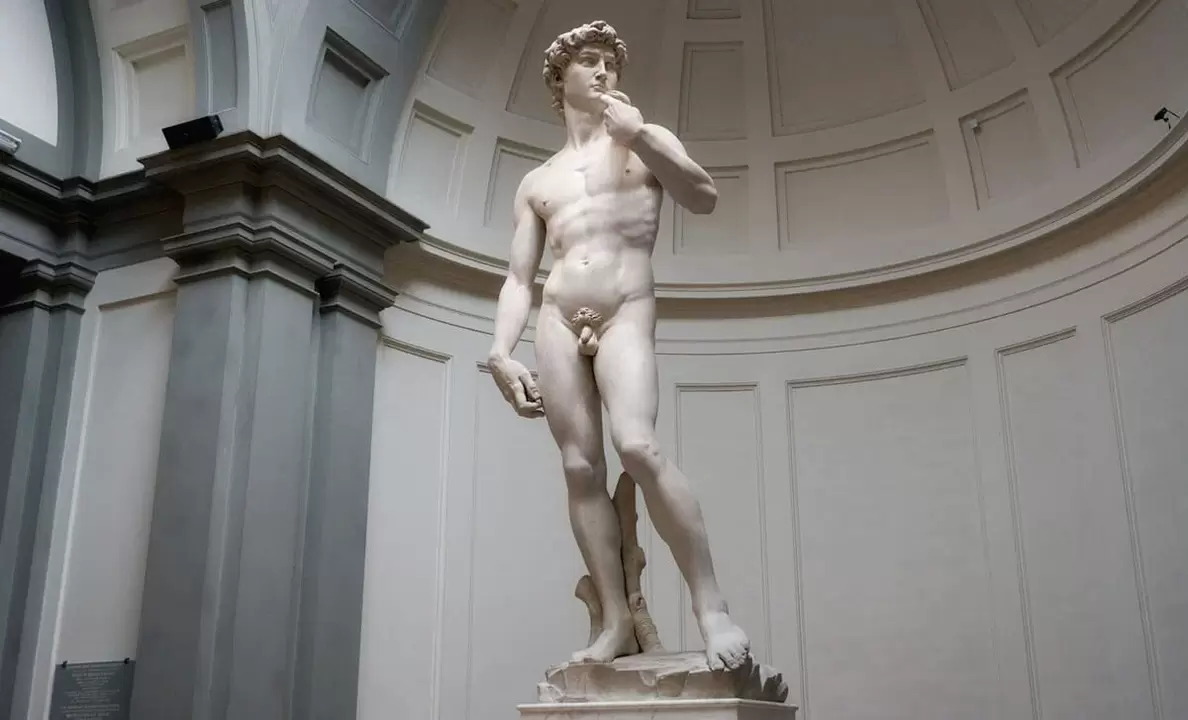 裸体男人雕像和阴茎增大