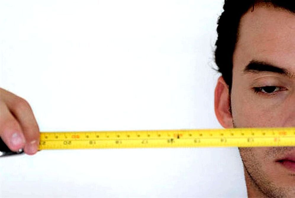 一个有尺子的男人在扩大之前测量阴茎